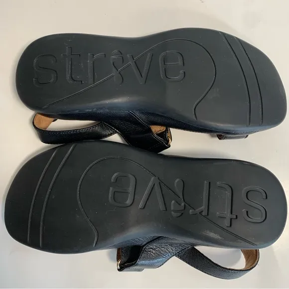 Strive Kona sandals adjustable straps black size 7.5/8